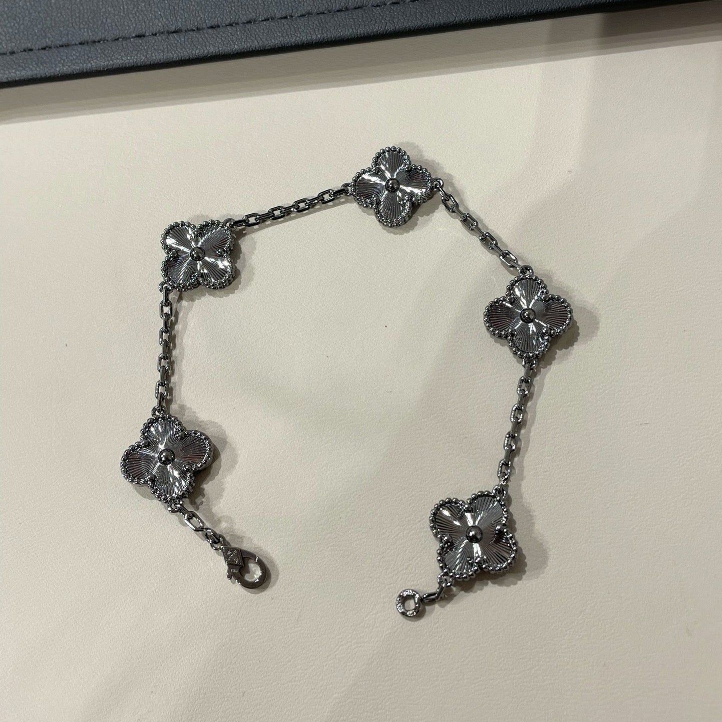 [Eterna Jewels]CLOVER 5 MOTIF BLACK BRACELET