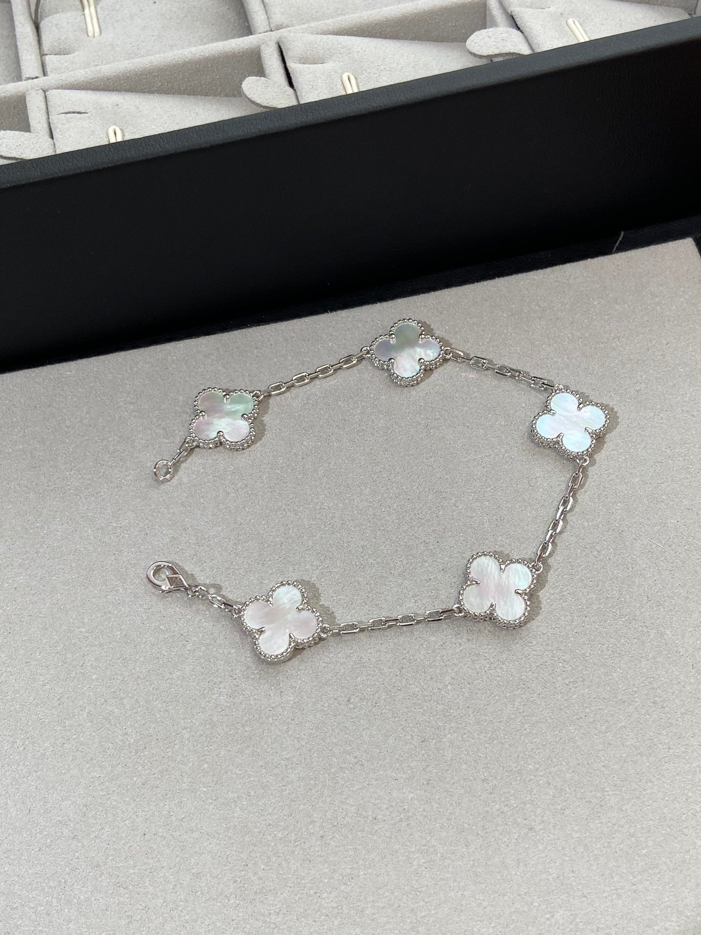 [Eterna Jewels]CLOVER WHITE PEARL MOP 5 MOTIF BRACELET COLLECTION