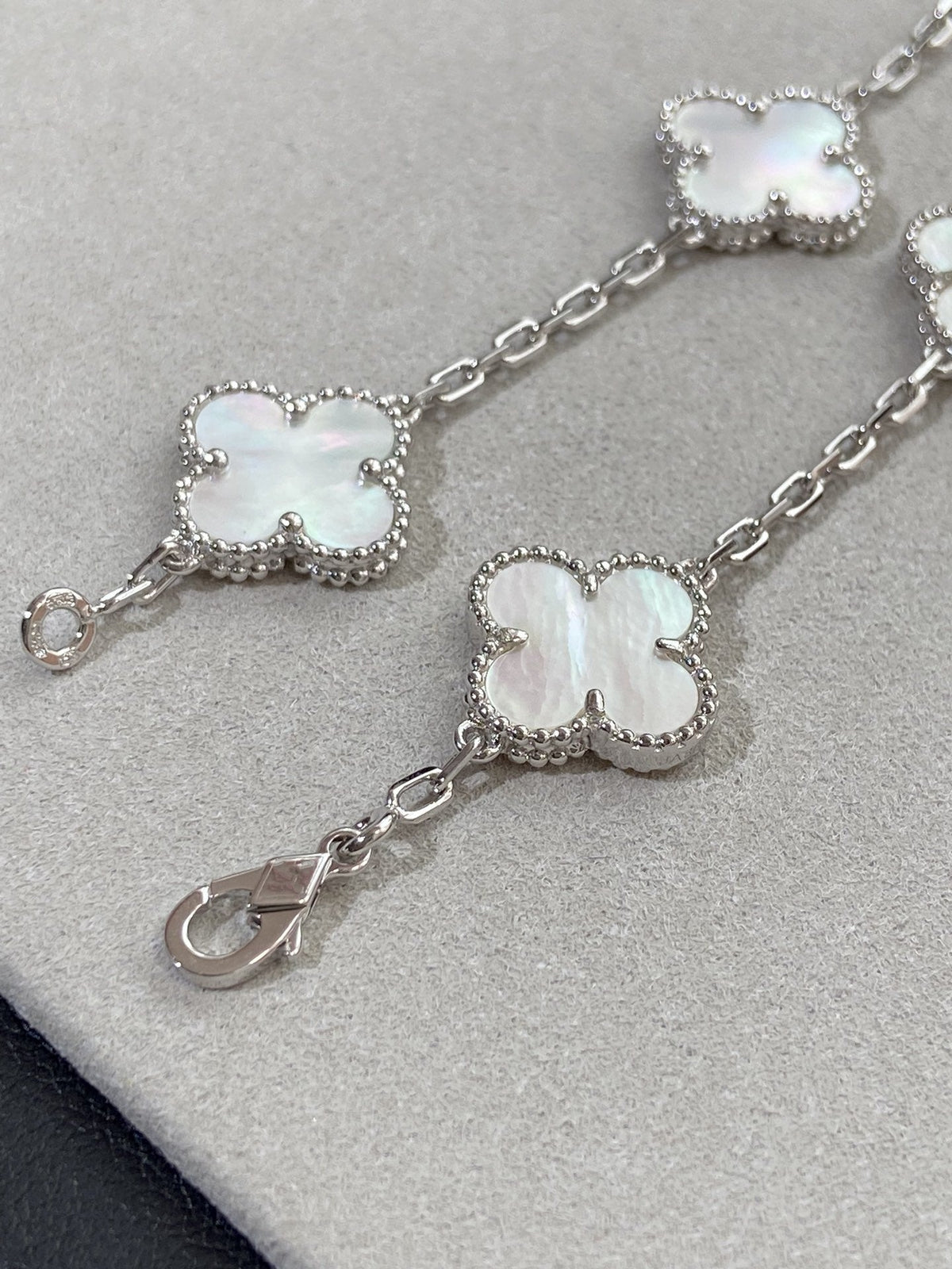 [Eterna Jewels]CLOVER WHITE PEARL MOP 5 MOTIF BRACELET COLLECTION