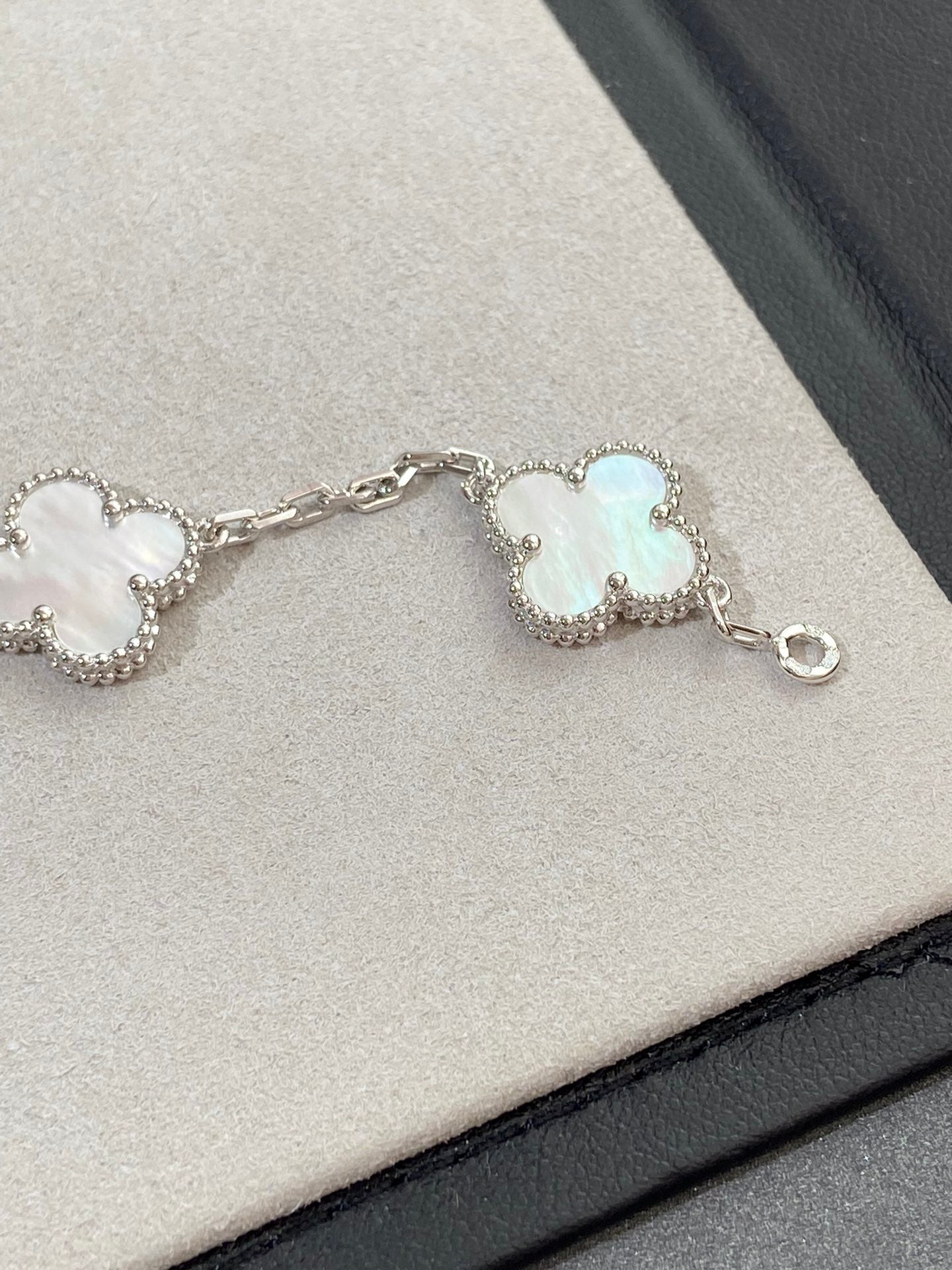 [Eterna Jewels]CLOVER WHITE PEARL MOP 5 MOTIF BRACELET COLLECTION