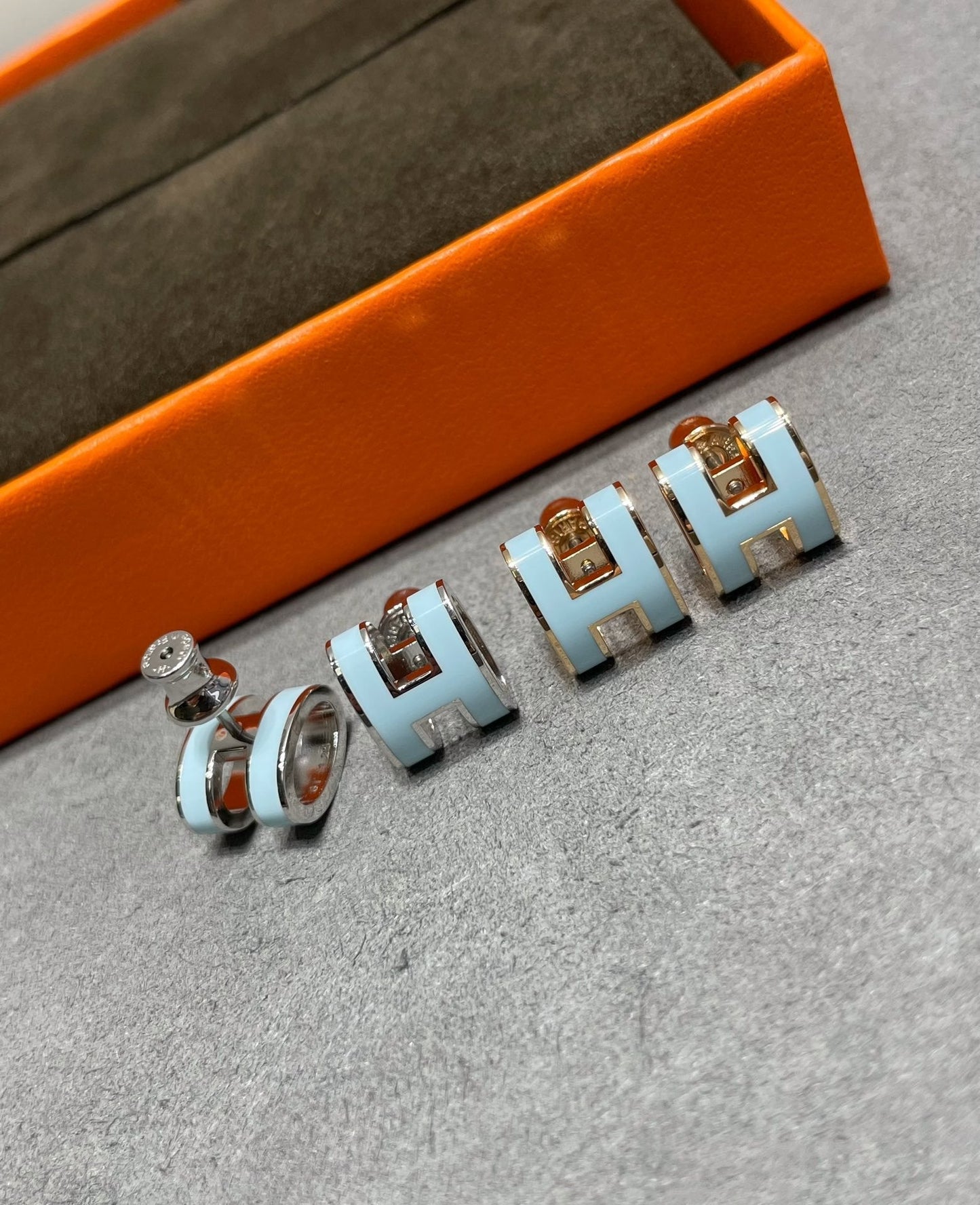 [Eterna Jewels]POP H SKY BLUE STUD EARRINGS