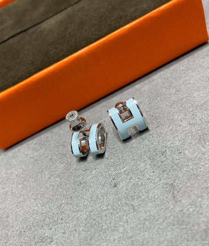[Eterna Jewels]POP H SKY BLUE STUD EARRINGS