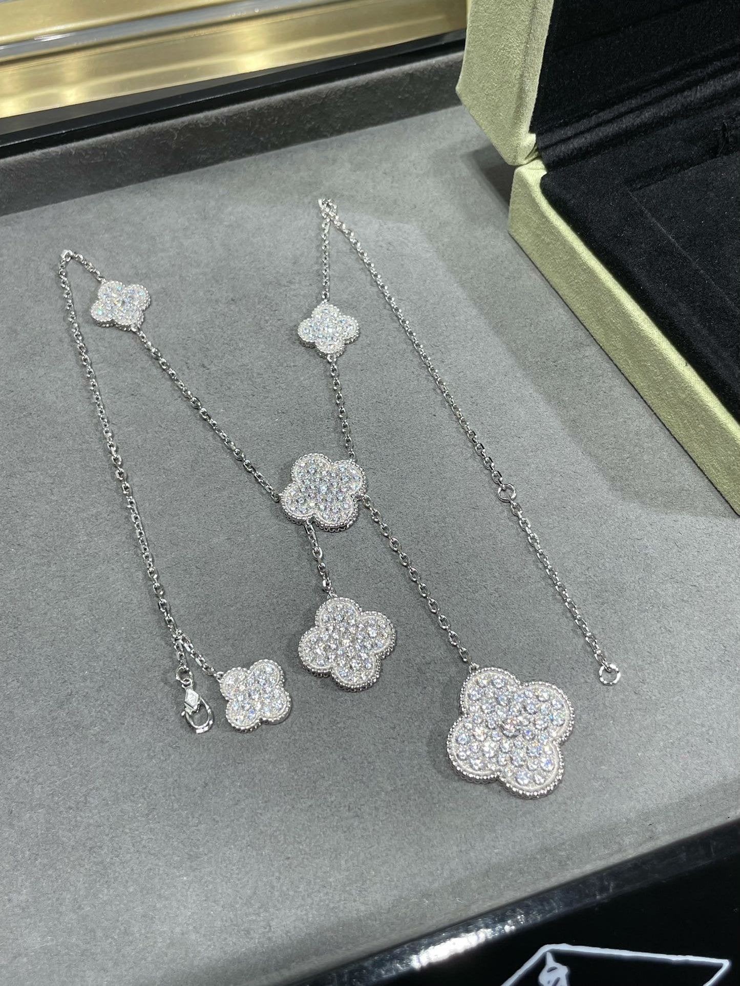 [Eterna Jewels]CLOVER 6 MOTIF DIAMOND PAVED NECKLACE