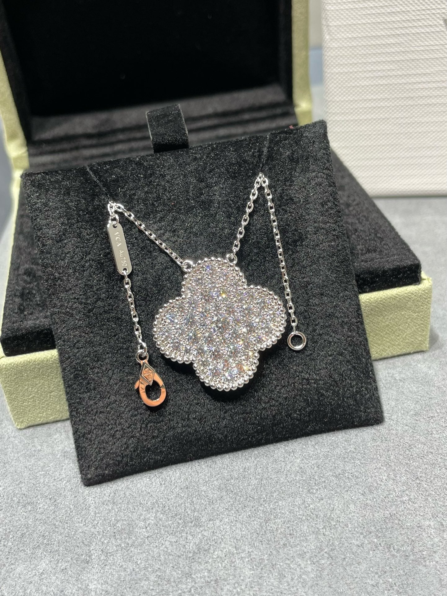 [Eterna Jewels]CLOVER 25MM LARGE PENDANT DIAMOND PAVED SILVER NECKLACE