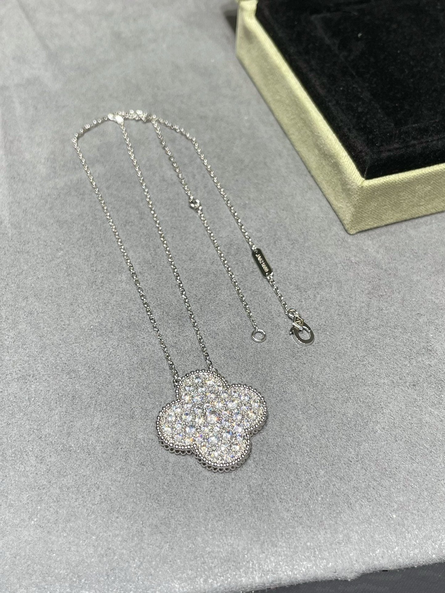 [Eterna Jewels]CLOVER 25MM LARGE PENDANT DIAMOND PAVED SILVER NECKLACE