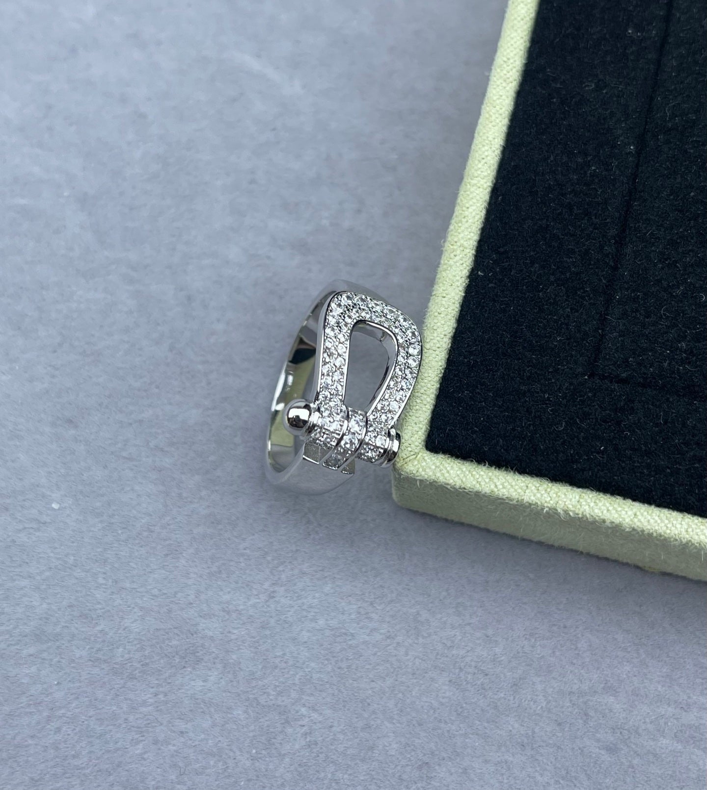 [Eterna Jewels]Wide Hoof-Shaped Diamond-Studded Ring
