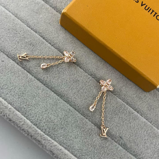 [Eterna Jewels]PLUM DIAMOND LETTER EARRINGS