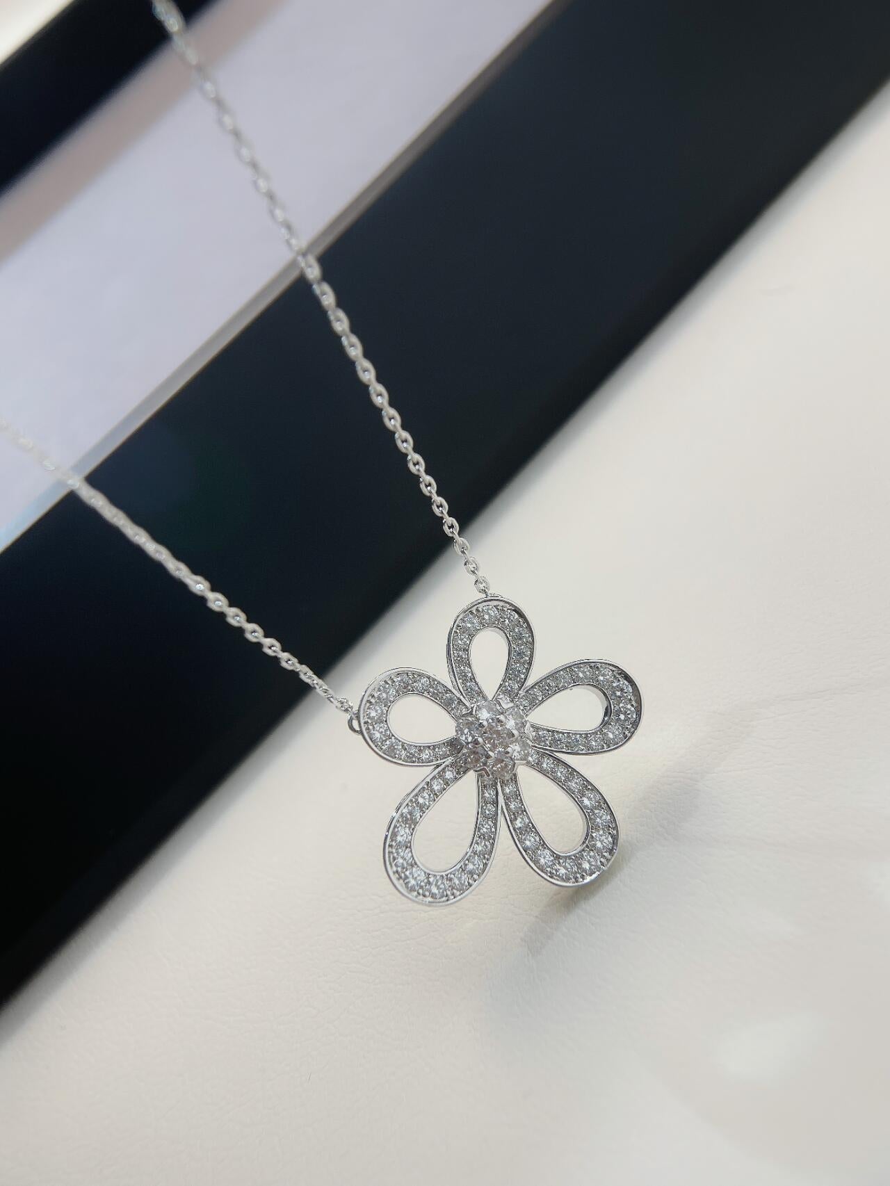 [Eterna Jewels]Flowerlace Lucky Four Leaf Clover Necklace for Her