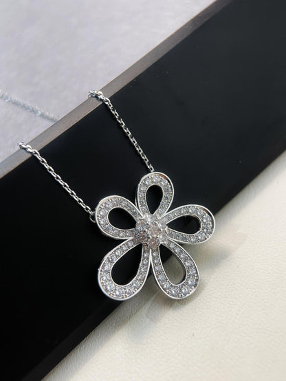 [Eterna Jewels]Flowerlace Lucky Four Leaf Clover Necklace for Her