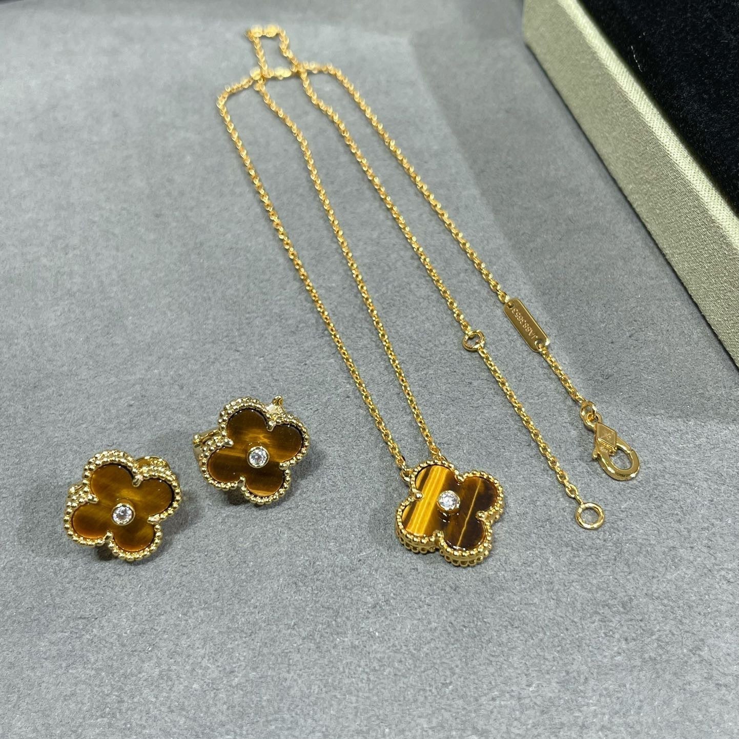 [Eterna Jewels]CLOVER 15MM DIAMOND AND YELLOW TIGER'S EYE AGATE necklace