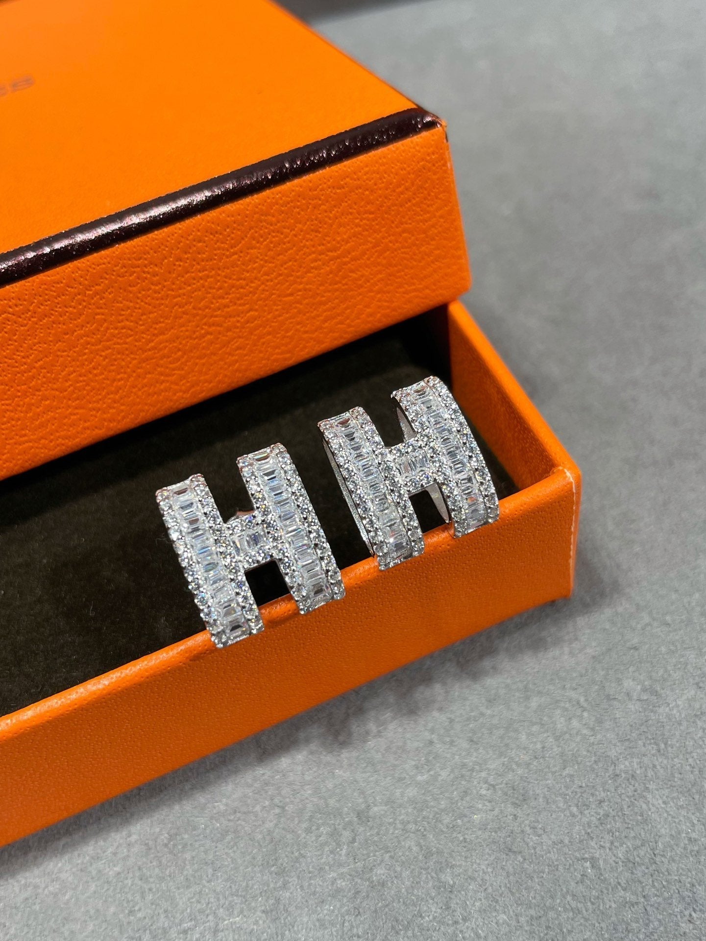 [Eterna Jewels]H STUD EARRINGS WITH SILVER DIAMONDS